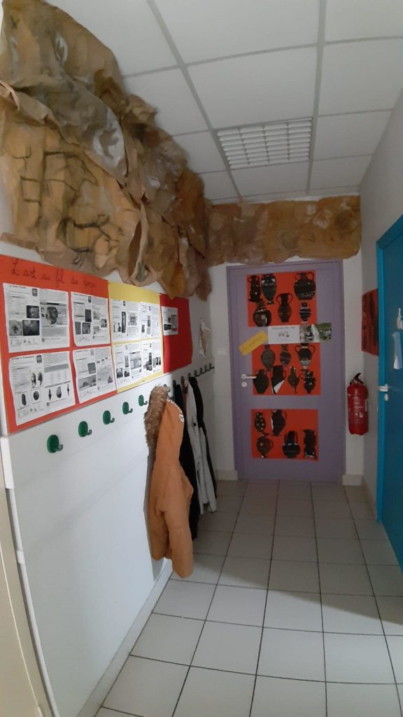 école couloir classe CM2