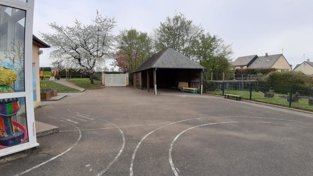 école cour maternelle